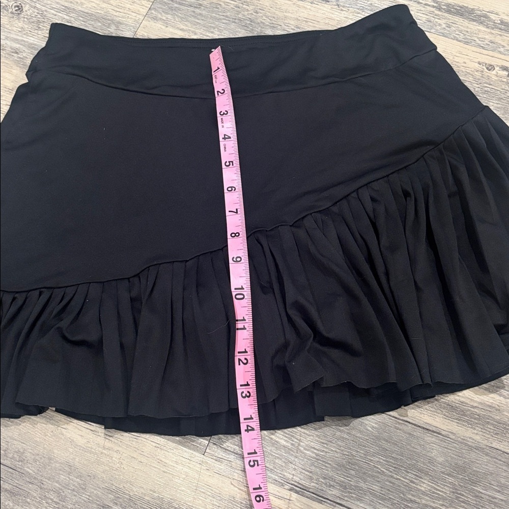 Flowy a symmetrical black skort size medium - Picture 3 of 4